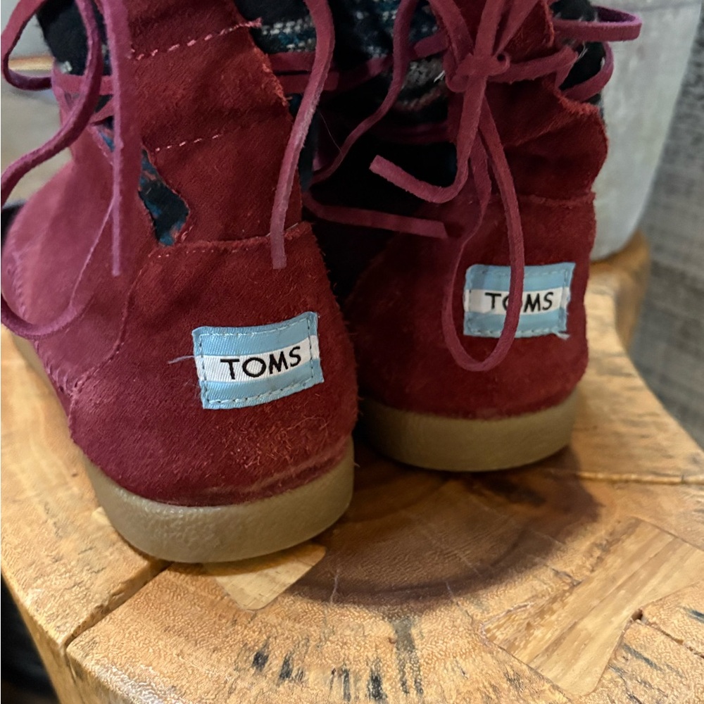 🏷 TOMS | Nepal Suede Boots w/ Faux Fur Lining - Womens 6.5, Red/Black/Blue - Picture 4 of 10